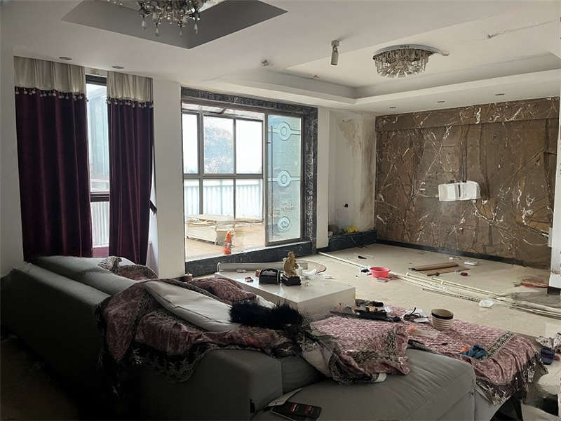 佳兆業(yè)水岸新都法拍房76、77棟404號(hào)房屋及室內(nèi)物品