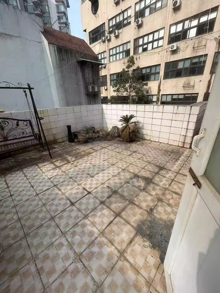 (大露臺(tái) 濱江)火炬城C4組團(tuán)法拍房R11棟501房及室內(nèi)家具家電